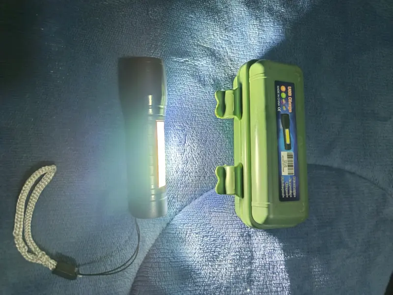 Linterna táctica recargable con estuche - 4