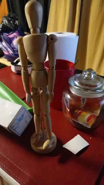 Maniquí articulado de madera para dibujo - miniatura 1