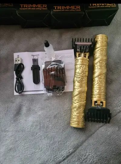 Máquina cortapelos dorada con diseño grabado - miniatura 1