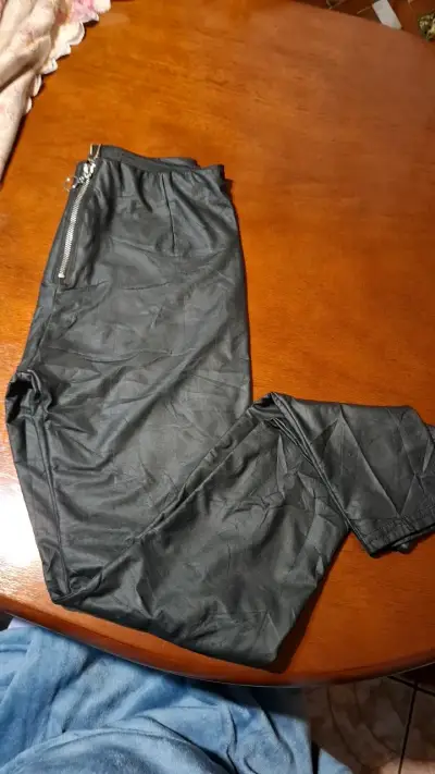 Pantalones negros de cuero sintético para mujer - miniatura 1