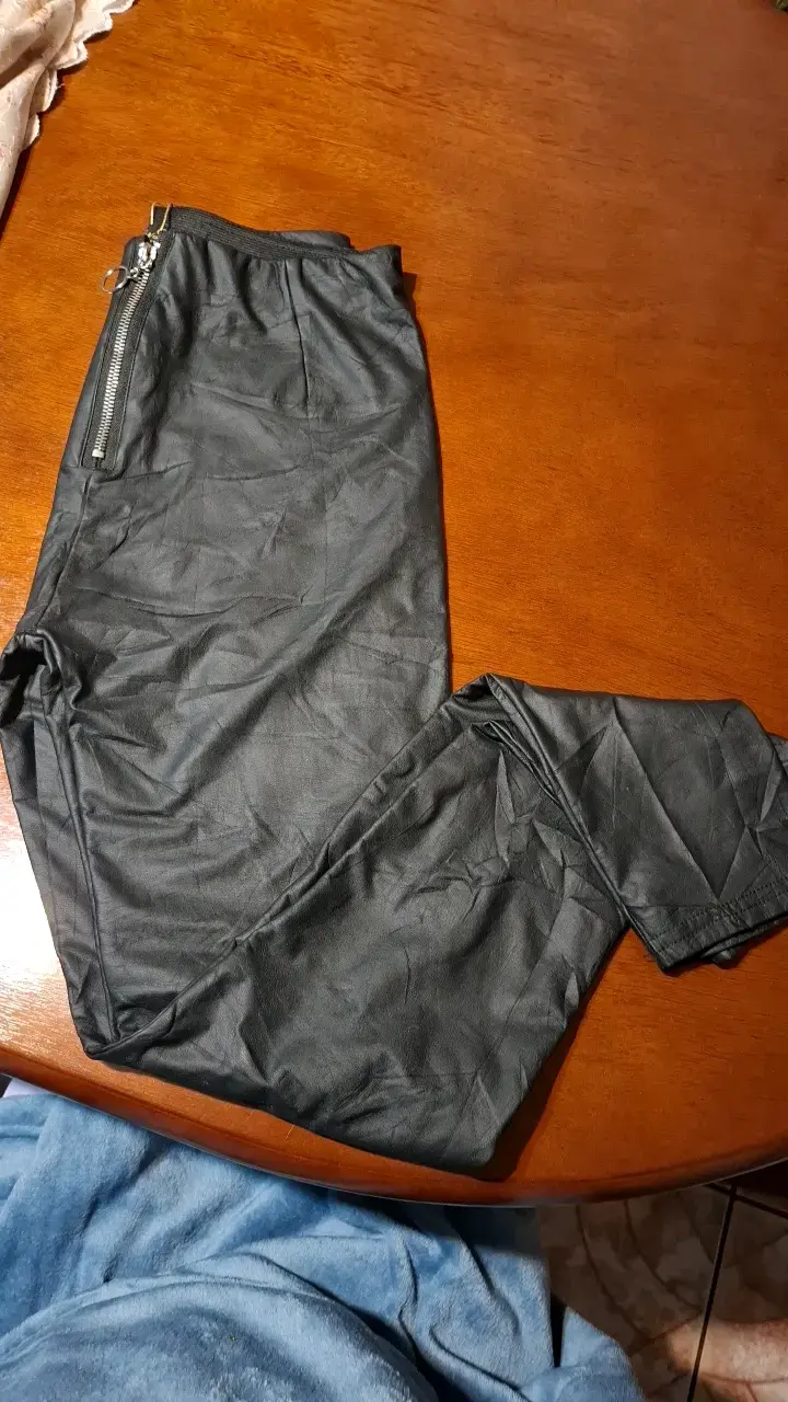 Pantalones negros de cuero sintético para mujer - 2