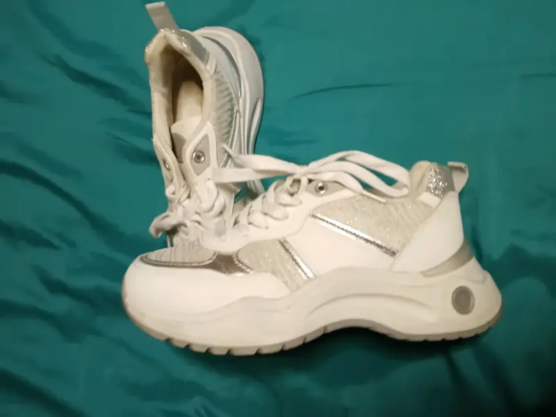 Zapatillas  con detalles plateado