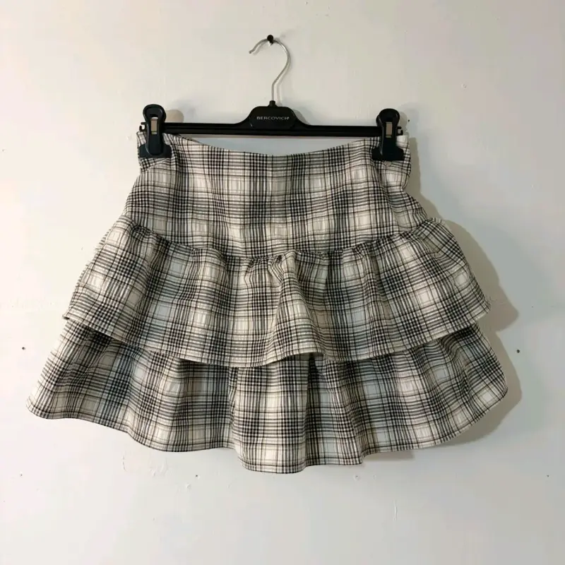 Falda corta a cuadros con volantes