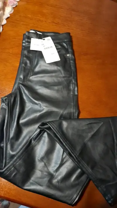 Pantalones de cuero sintético negros talla 34 - miniatura 1