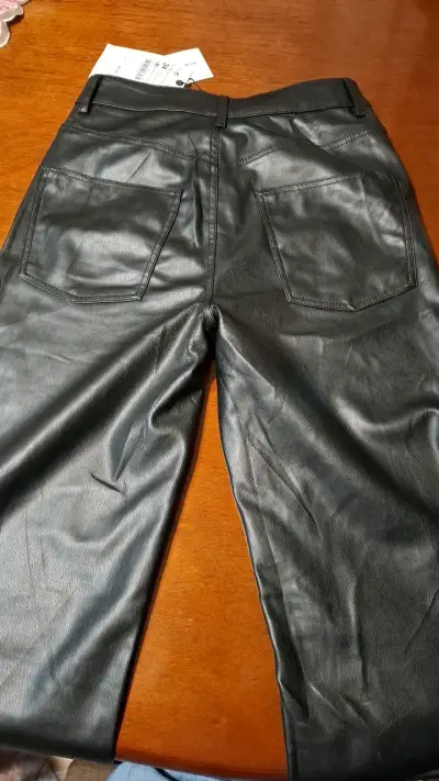 Pantalones de cuero sintético negros talla 34 - miniatura 4
