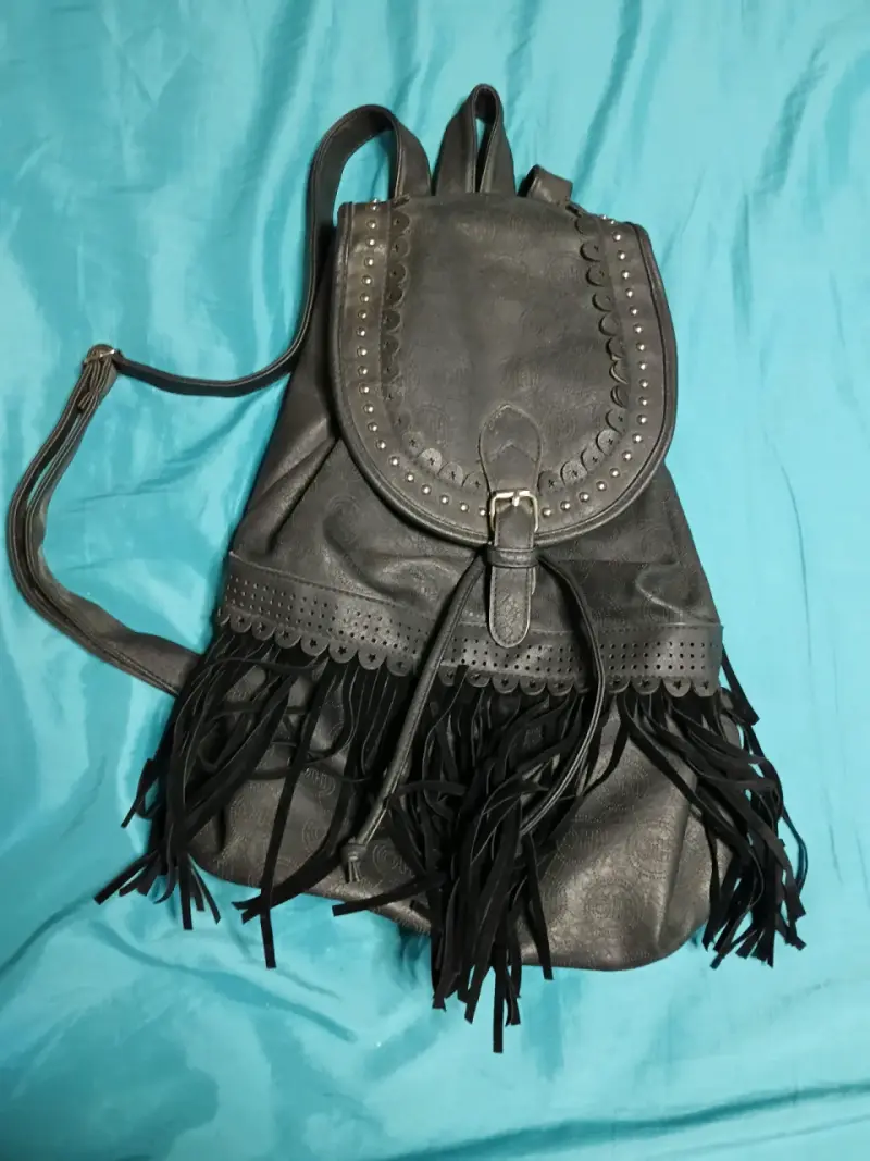 Mochila negra con flecos y tachuelas