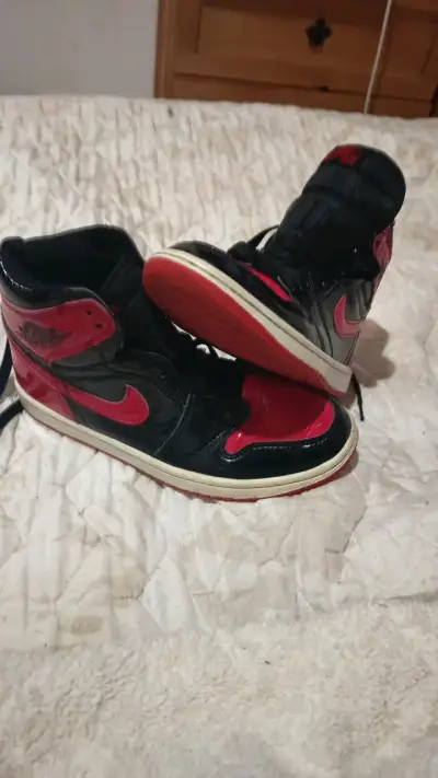 Zapatillas deportivas negras y rojas de alta calidad - miniatura 2