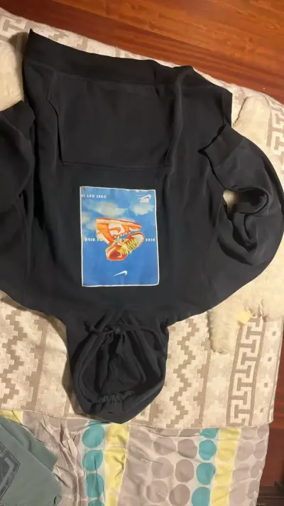 Polerón con capucha Nike negro con diseño gráfico - miniatura 1