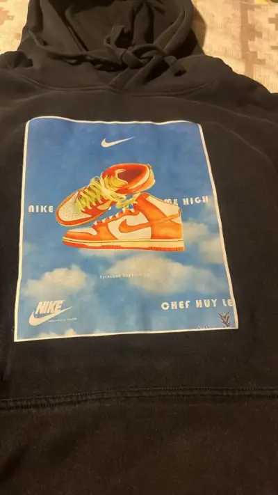 Polerón con capucha Nike negro con diseño gráfico - miniatura 2