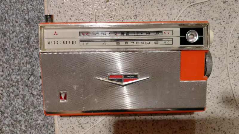 Radio portátil vintage Mitsubishi naranja