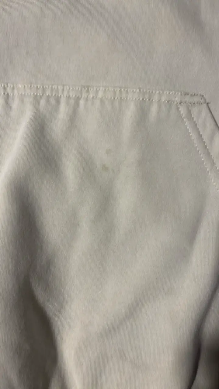 Polerón beige con capucha y diseño gráfico - 4