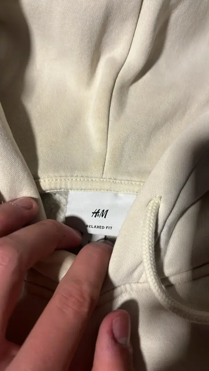 Polerón beige con capucha y diseño gráfico - 5