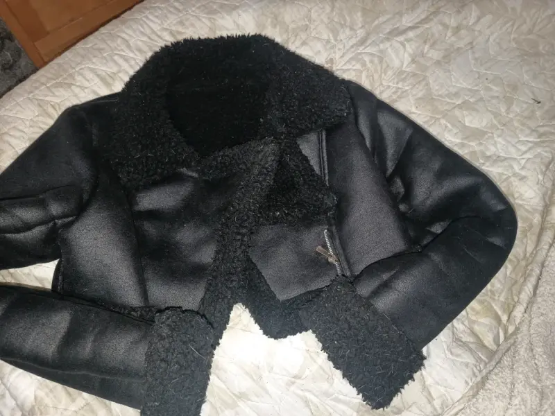 Chaqueta de cuero sintético con forro de lana negra