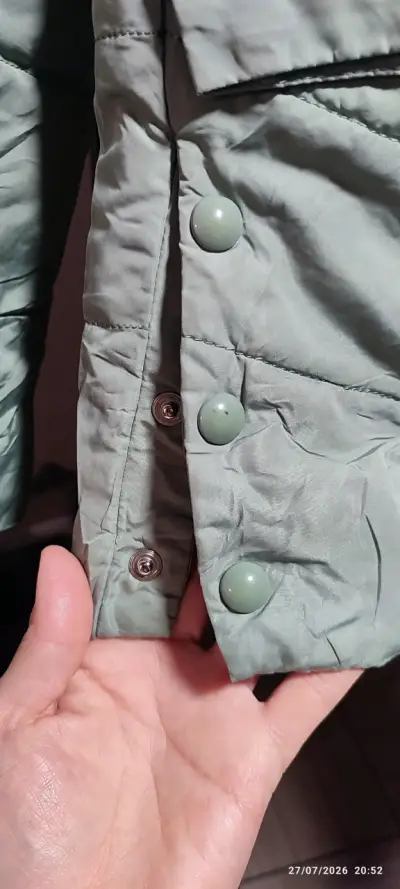 Chaqueta acolchada verde con capucha y bolsillos - miniatura 2
