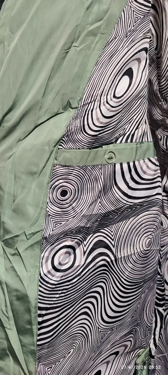Chaqueta acolchada verde con capucha y bolsillos - 3