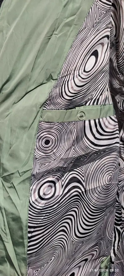 Chaqueta acolchada verde con capucha y bolsillos - miniatura 3