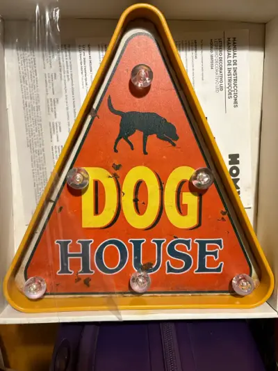 Letrero decorativo Dog House con luces LED - miniatura 1