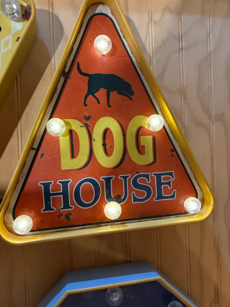 Letrero decorativo Dog House con luces LED - 2