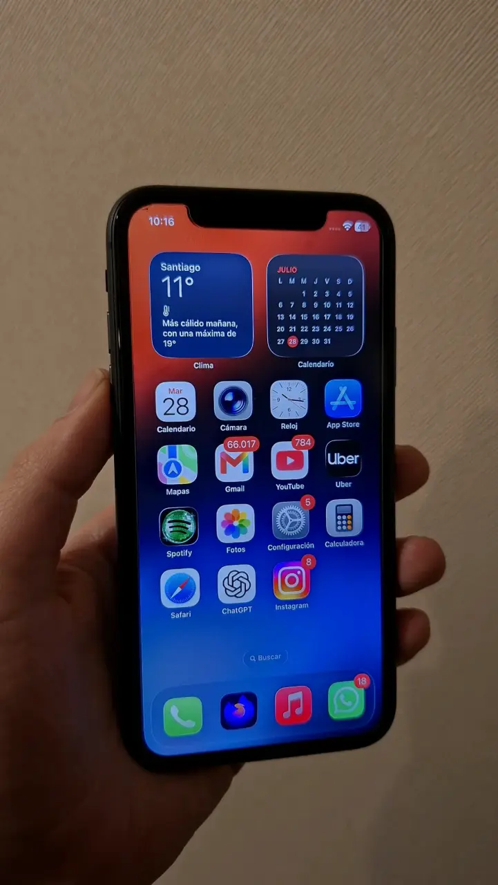 iPhone 11 en buen estado con batería al 95% - 1