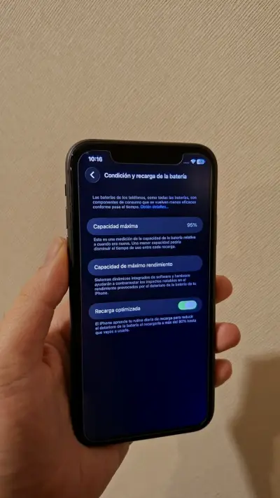 iPhone 11 en buen estado con batería al 95% - miniatura 2