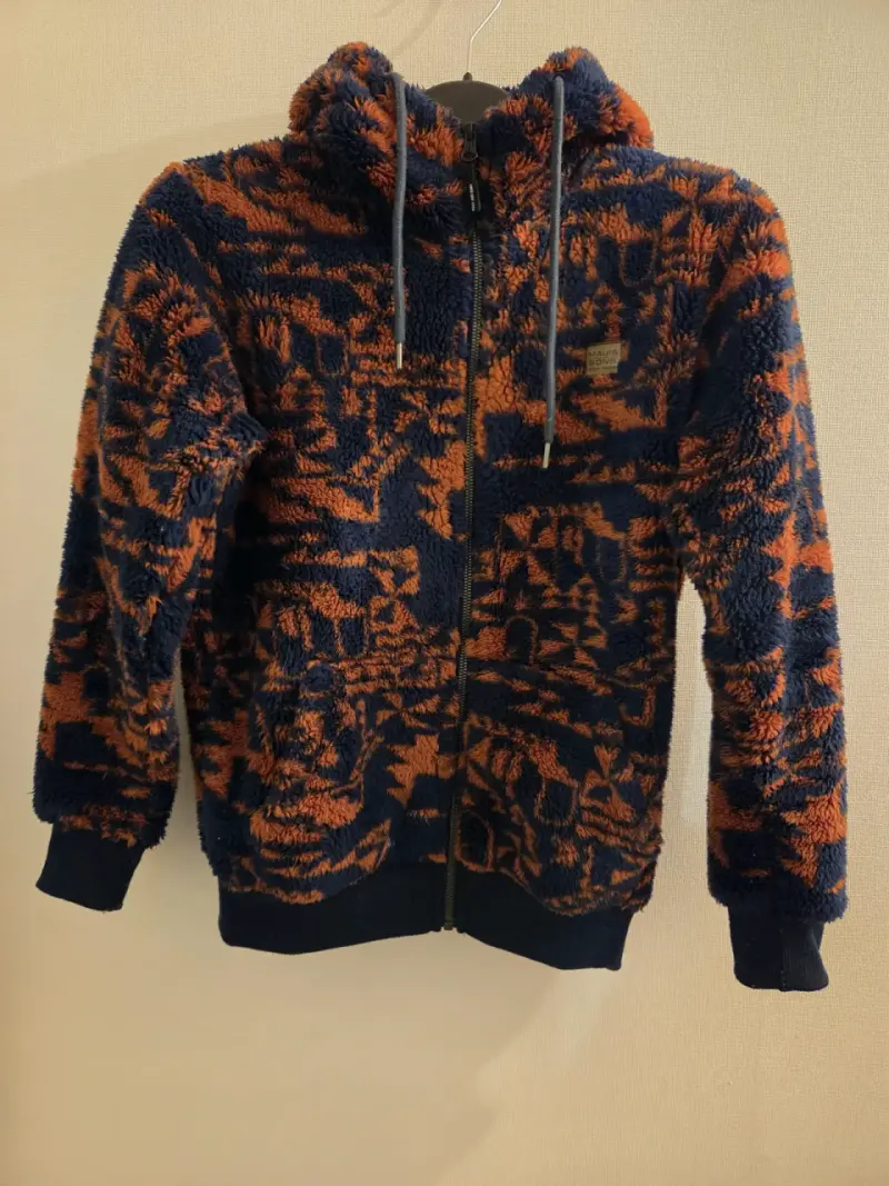 Polar con capucha azul y naranja
