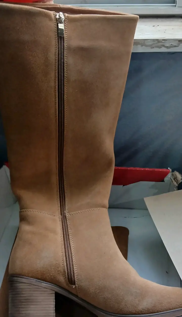 Botas de gamuza marrón con tacón - 2