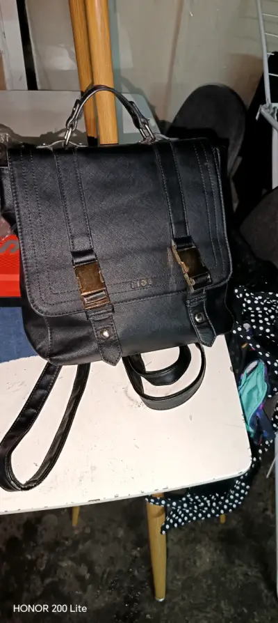 Mochila negra de cuero sintético con hebillas - miniatura 1