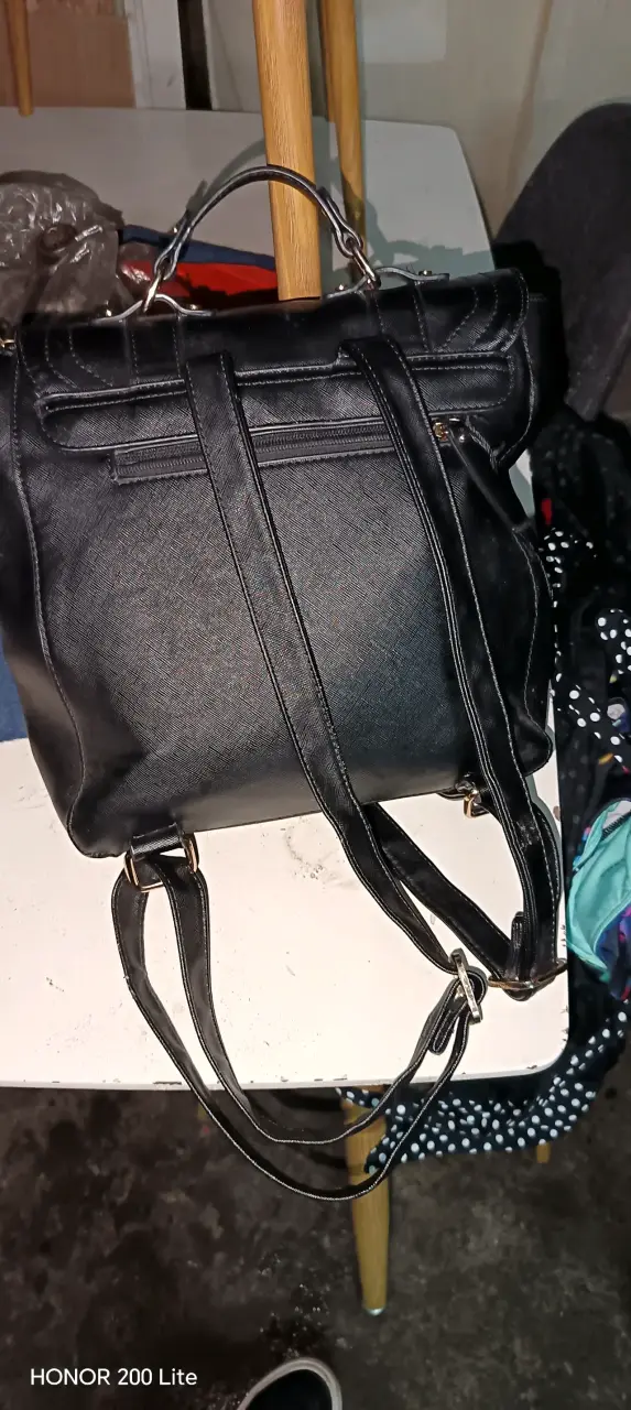 Mochila negra de cuero sintético con hebillas - 2