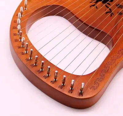 Lira de madera con diseño decorativo - miniatura 3