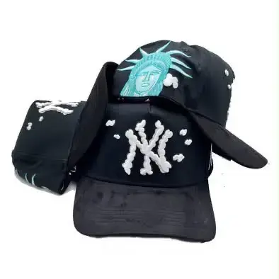Gorra negra con diseño de Estatua de la Libertad