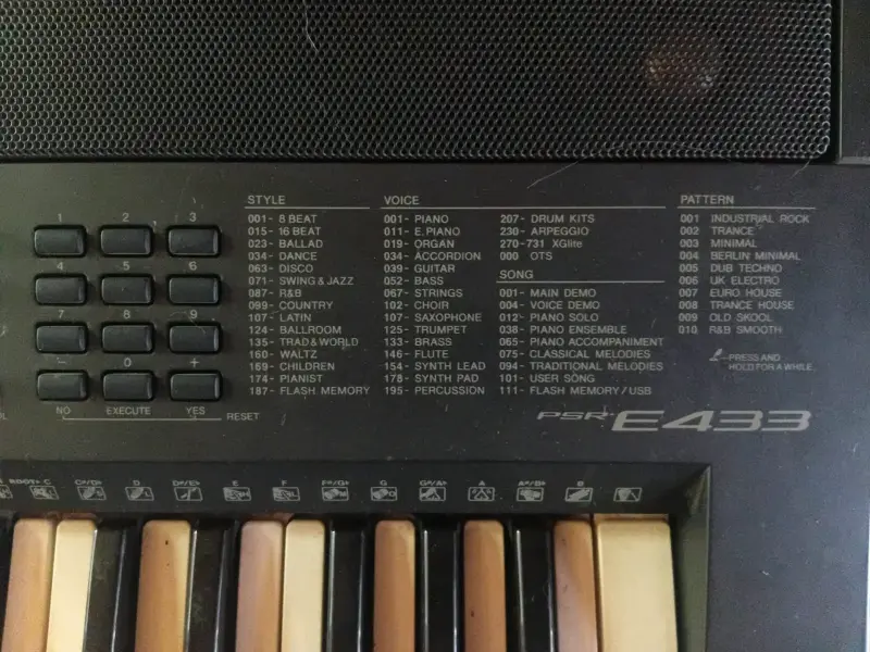 Teclado Yamaha PSR-E433 con múltiples funciones - 4