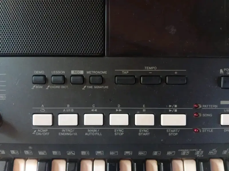 Teclado Yamaha PSR-E433 con múltiples funciones - 6