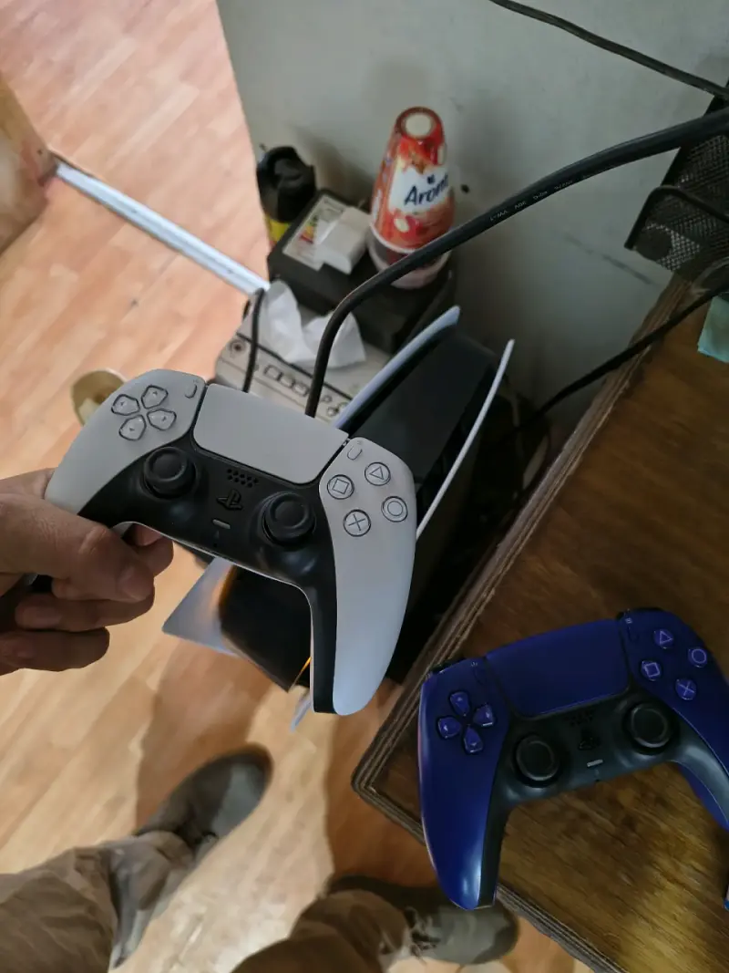 Consola PlayStation 5 con dos controles - 1