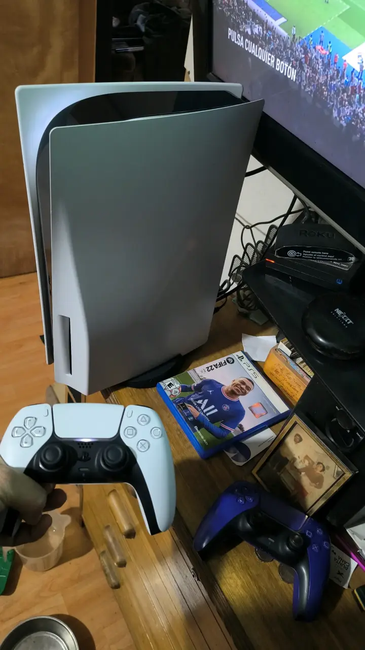Consola PlayStation 5 con dos controles - 3