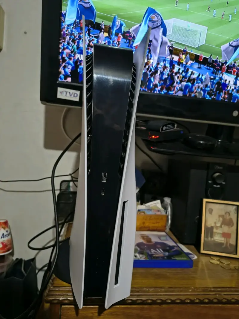 Consola PlayStation 5 con dos controles - 4