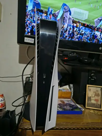 Consola PlayStation 5 con dos controles - miniatura 4