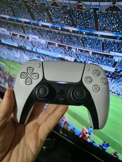 Consola PlayStation 5 con dos controles - miniatura 5