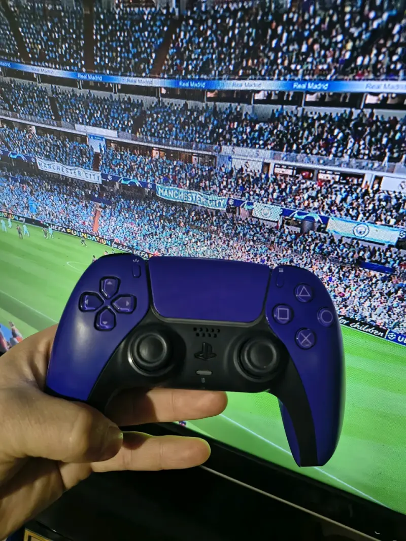 Consola PlayStation 5 con dos controles - 6