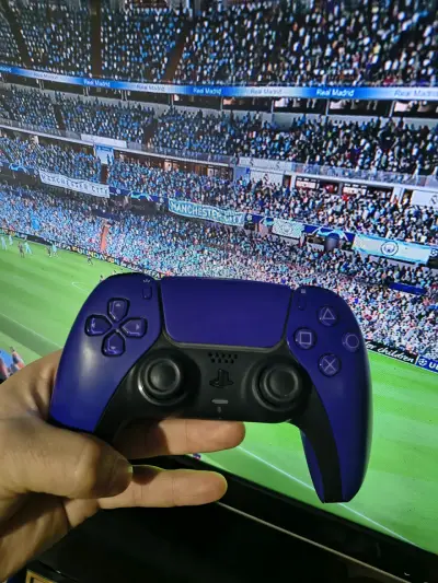 Consola PlayStation 5 con dos controles - miniatura 6