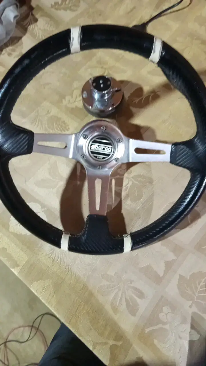 Volante deportivo Sparco de fibra de carbono
