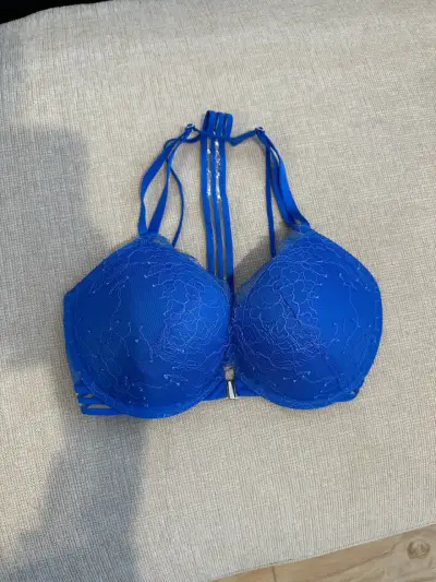 Sostén azul con encaje y diseño moderno - miniatura 1