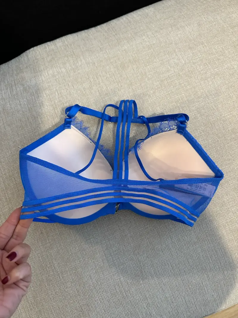 Sostén azul con encaje y diseño moderno - 2