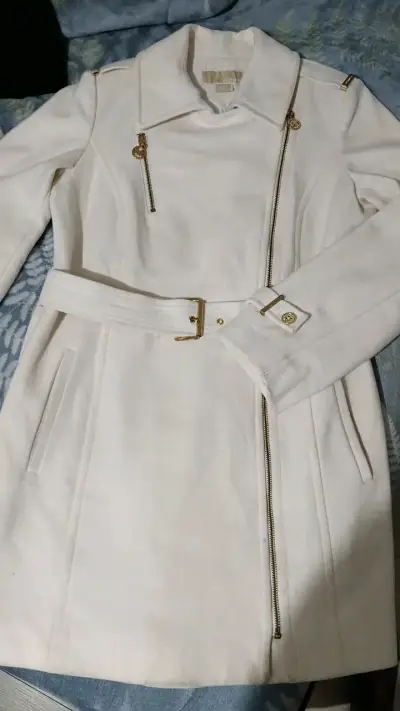 Abrigo blanco elegante con cinturón - miniatura 1