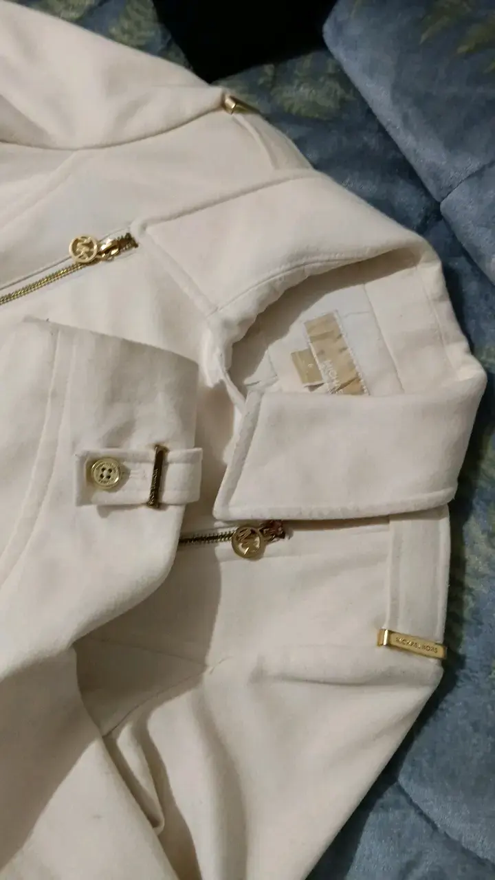 Abrigo blanco elegante con cinturón - 2