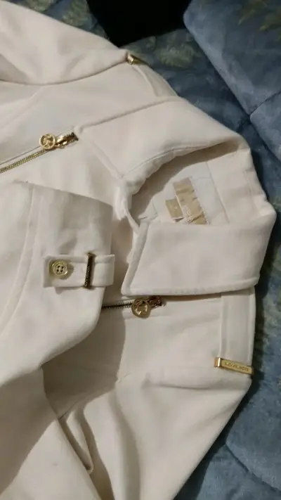Abrigo blanco elegante con cinturón - miniatura 2