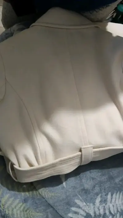 Abrigo blanco elegante con cinturón - miniatura 4