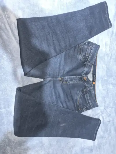 Jeans de mezclilla azul oscuro para mujer - miniatura 1