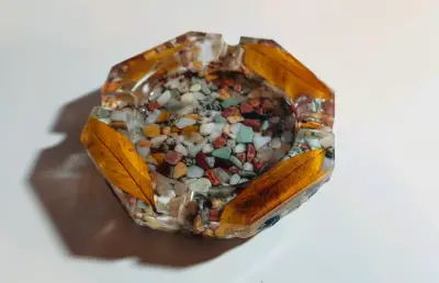 Cenicero de resina con piedras decorativas - miniatura 2