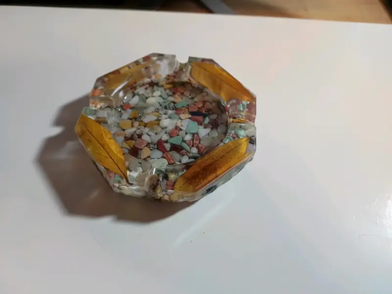 Cenicero de resina con piedras decorativas - 3