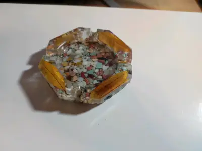 Cenicero de resina con piedras decorativas - miniatura 3